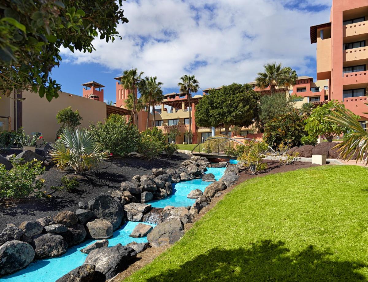 un río con rocas en un patio con edificios en H10 Tindaya, en Costa Calma