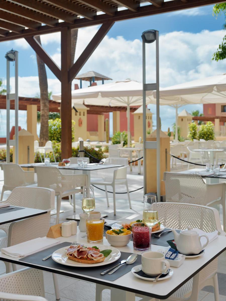 Comida en o cerca de este hotel
