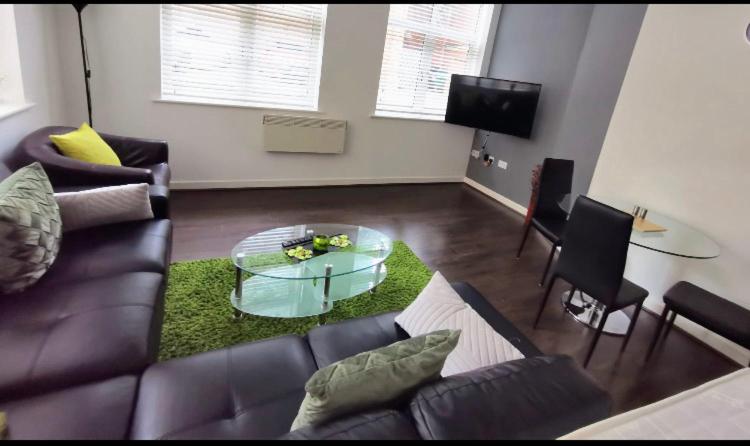 J Quarter - sleeps 5 long term & families comfortably, 4 beds, 2 bathrooms - Housity