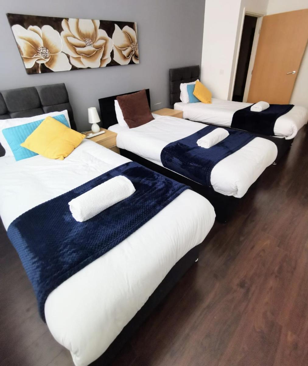 J Quarter - sleeps 5 long term & families comfortably, 4 beds, 2 bathrooms - Housity