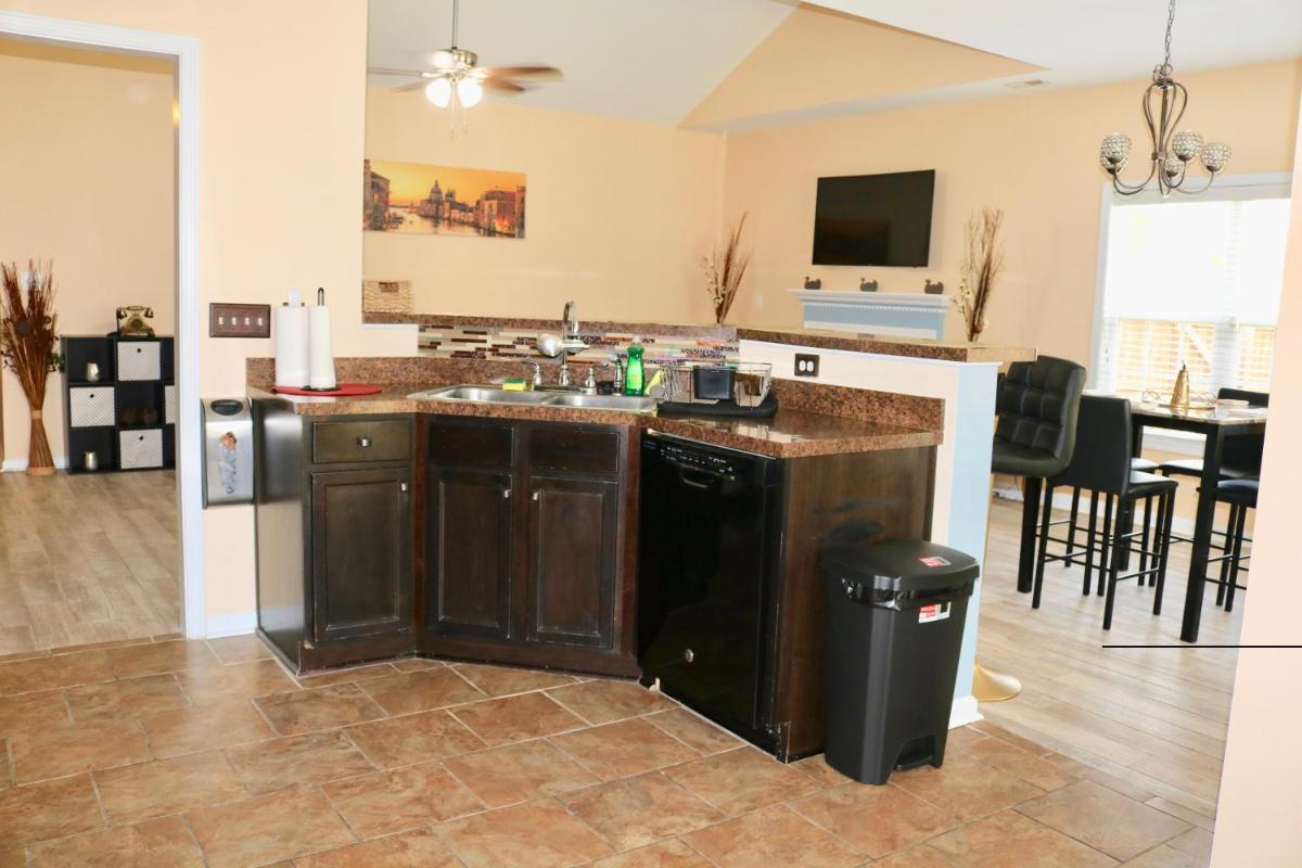 Tranquil Master Bedroom Near Fort Liberty(Bragg) - Housity