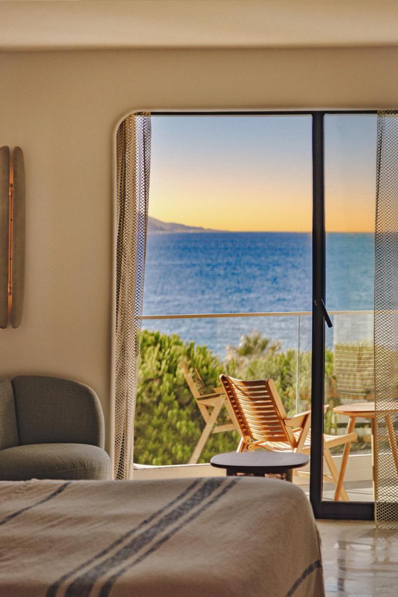 une chambre avec un lit et une vue sur l'océan dans l'établissement Hôtel & Spa Belle Plage, à Cannes