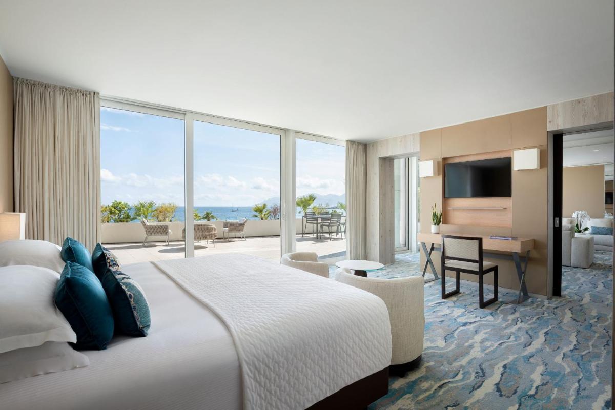 Un ou plusieurs lits dans un hébergement de l'établissement JW Marriott Cannes