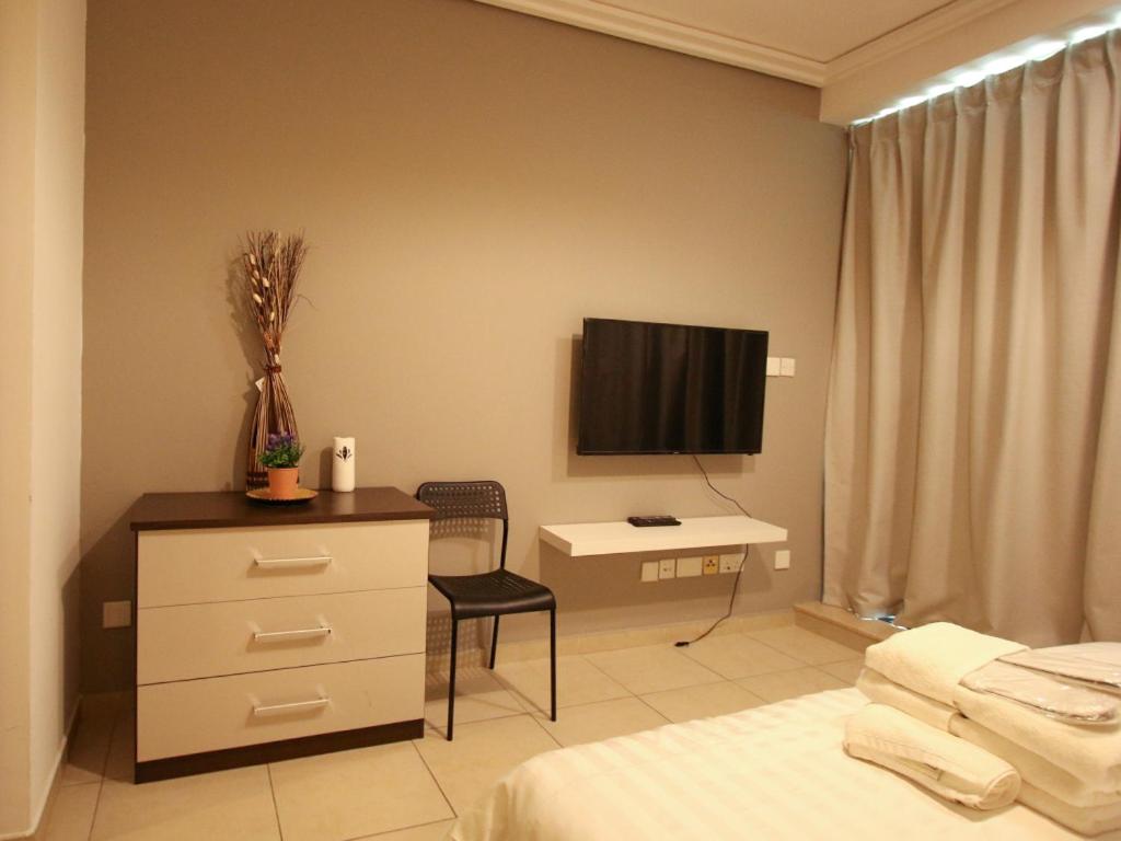 New Age Vacation Homes - Cozy STUDIO in Goldcrest Views 2, JLT - Housity