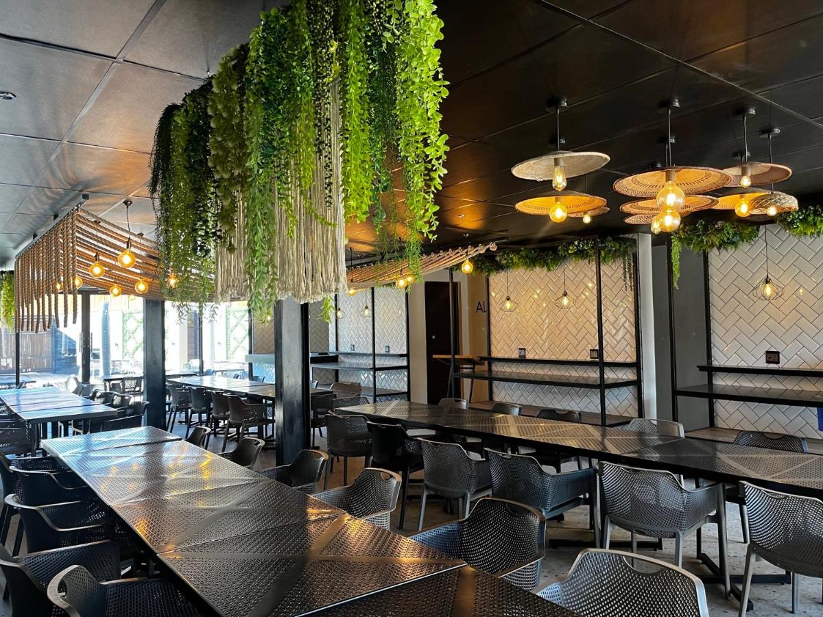Riverleaf Hotel - Housity