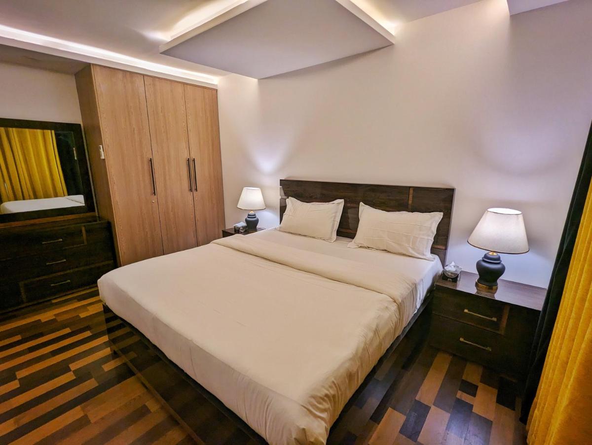 Gold Crest Mall Classic One Bedroom Apartment DHA Lahore - Housity