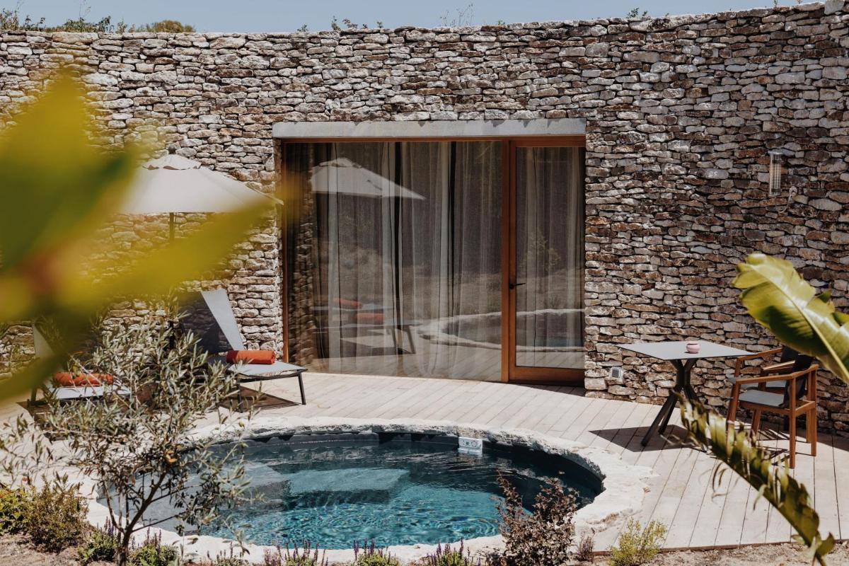 Piscine de l'établissement A SPERANZA Suites avec piscine privative chauffée ou située à proximité