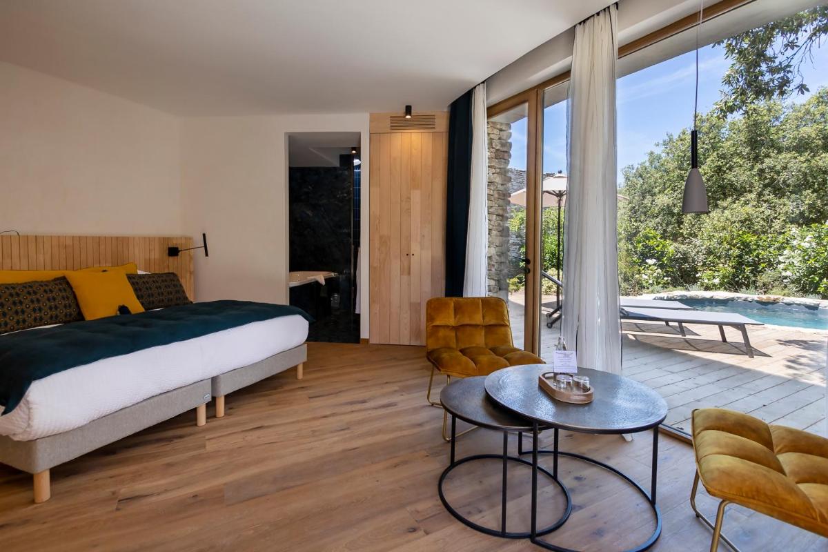 Coin salon dans l'établissement A SPERANZA Suites avec piscine privative chauffée
