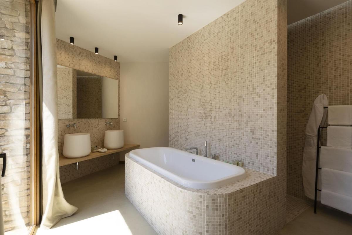 Salle de bains dans l'établissement A SPERANZA Suites avec piscine privative chauffée