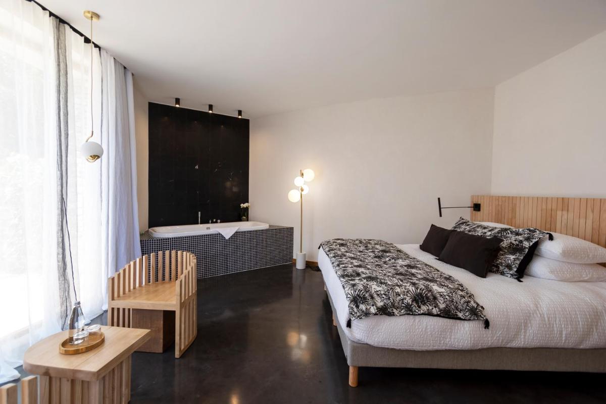 Un ou plusieurs lits dans un hébergement de l'établissement A SPERANZA Suites avec piscine privative chauffée