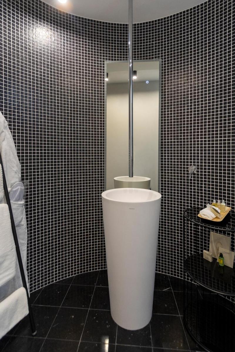 Salle de bains dans l'établissement A SPERANZA Suites avec piscine privative chauffée