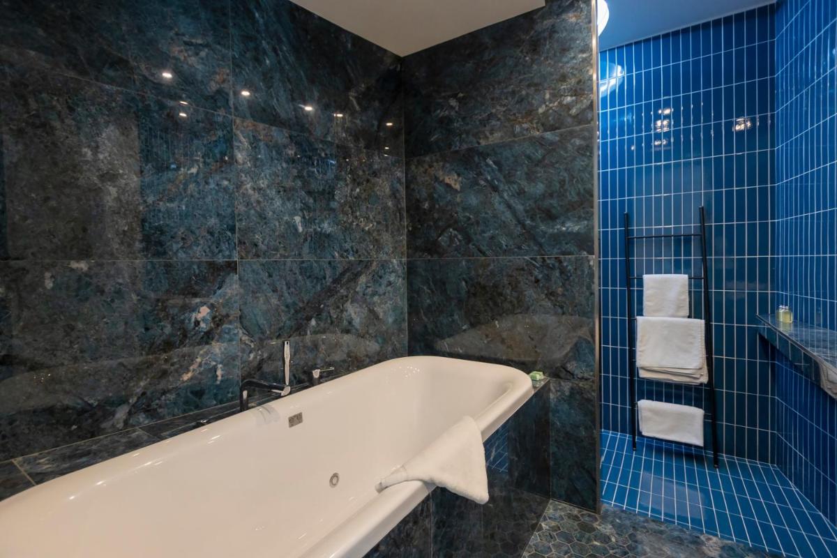 Salle de bains dans l'établissement A SPERANZA Suites avec piscine privative chauffée