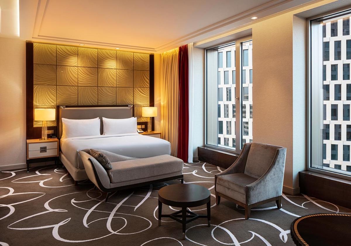 Ein Bett oder Betten in einem Zimmer der Unterkunft Waldorf Astoria Berlin
