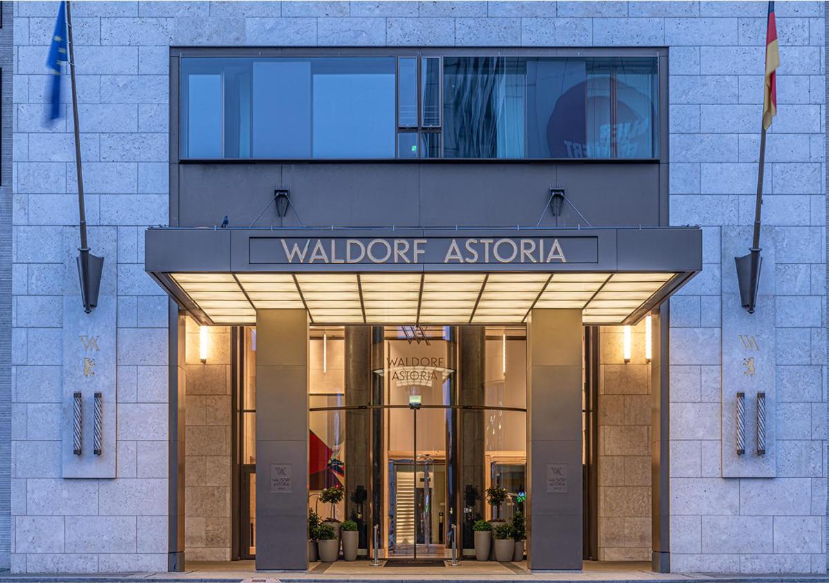 Eine Fassade oder ein Eingang zu Waldorf Astoria Berlin