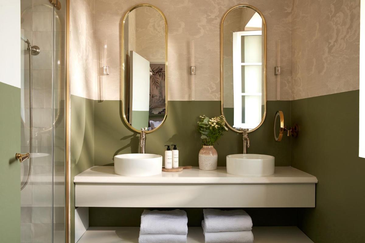 une salle de bains avec deux lavabos et deux miroirs dans l'établissement Château Léognan, Domaine viticole - proche Bordeaux, à Léognan