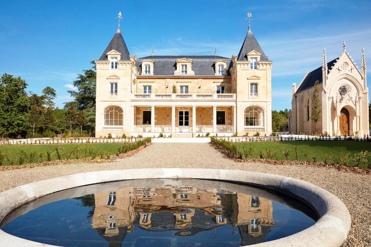 un vieux manoir avec une piscine devant dans l'établissement Château Léognan, Domaine viticole - proche Bordeaux, à Léognan 65 autres photos