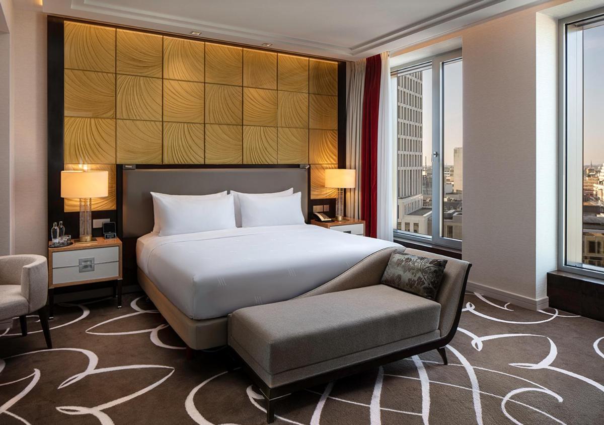 Ein Bett oder Betten in einem Zimmer der Unterkunft Waldorf Astoria Berlin