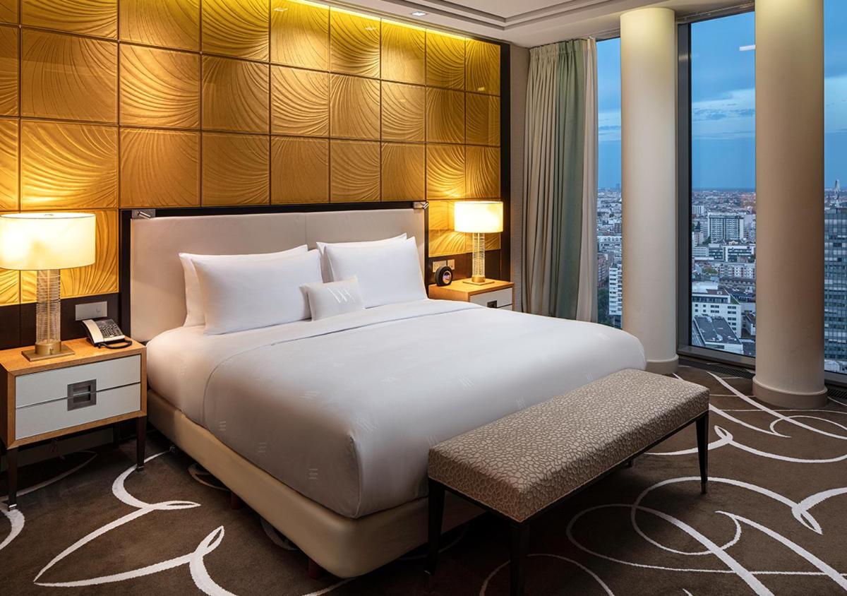 Ein Bett oder Betten in einem Zimmer der Unterkunft Waldorf Astoria Berlin
