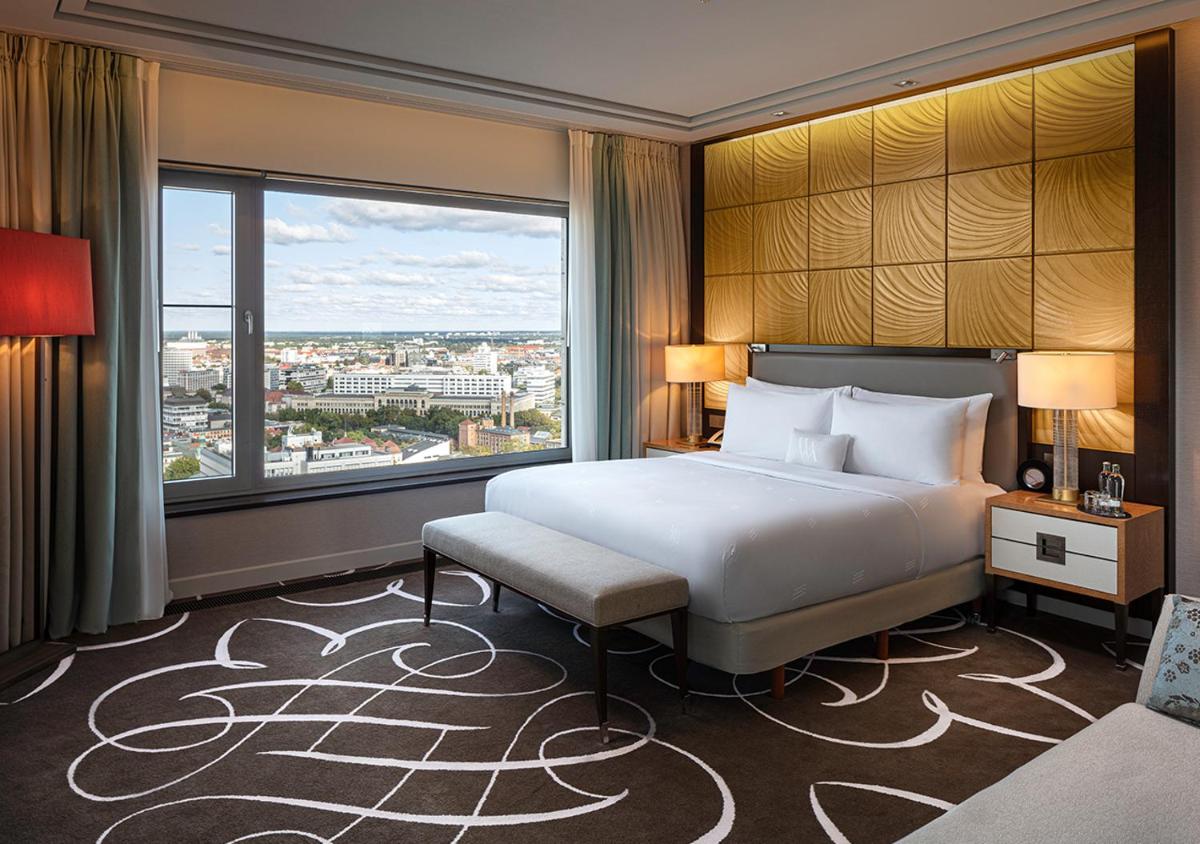 Ein Bett oder Betten in einem Zimmer der Unterkunft Waldorf Astoria Berlin