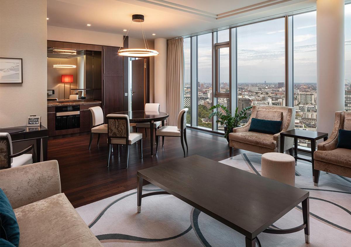 Ein Sitzbereich in der Unterkunft Waldorf Astoria Berlin