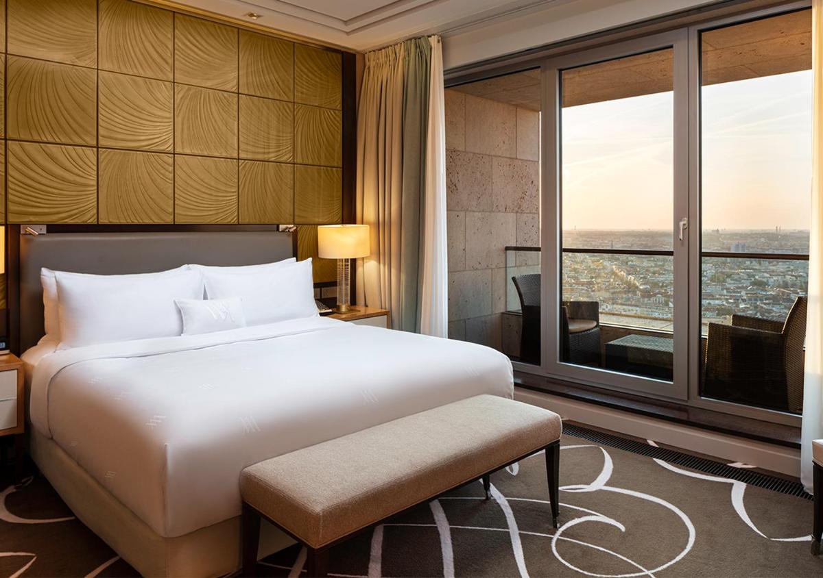 Ein Bett oder Betten in einem Zimmer der Unterkunft Waldorf Astoria Berlin