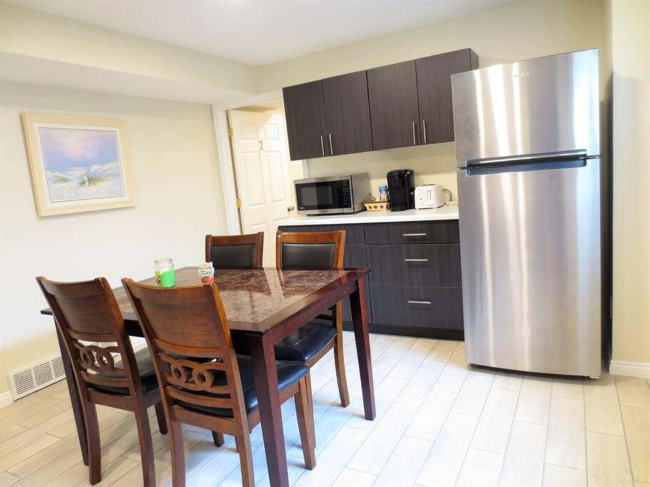 Entire Cozy Basement! Private Entrance! - Fast Wifi! - Housity