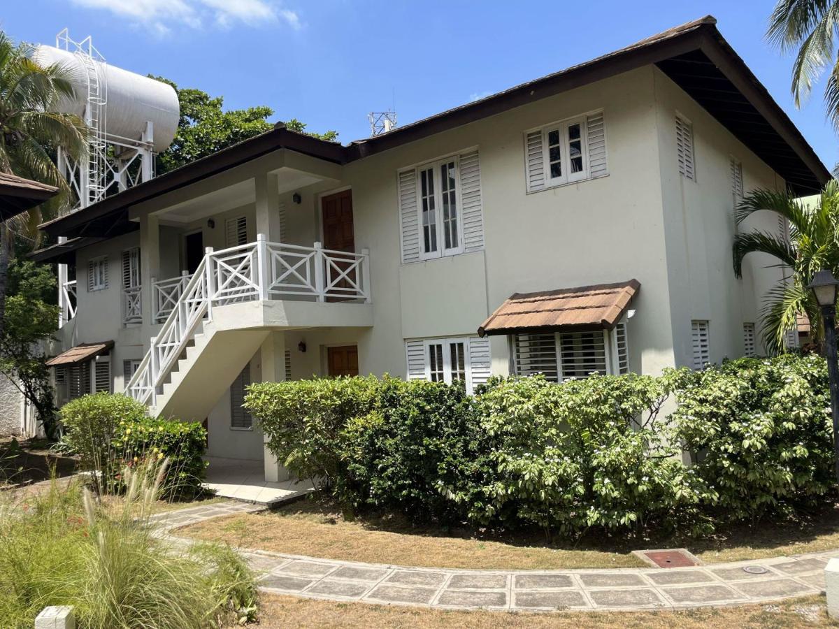 Finest Accommodation Renfrew Place 1 Bedroom Apt # 42 New Kgn 4--12 Renfrew Rd - Housity