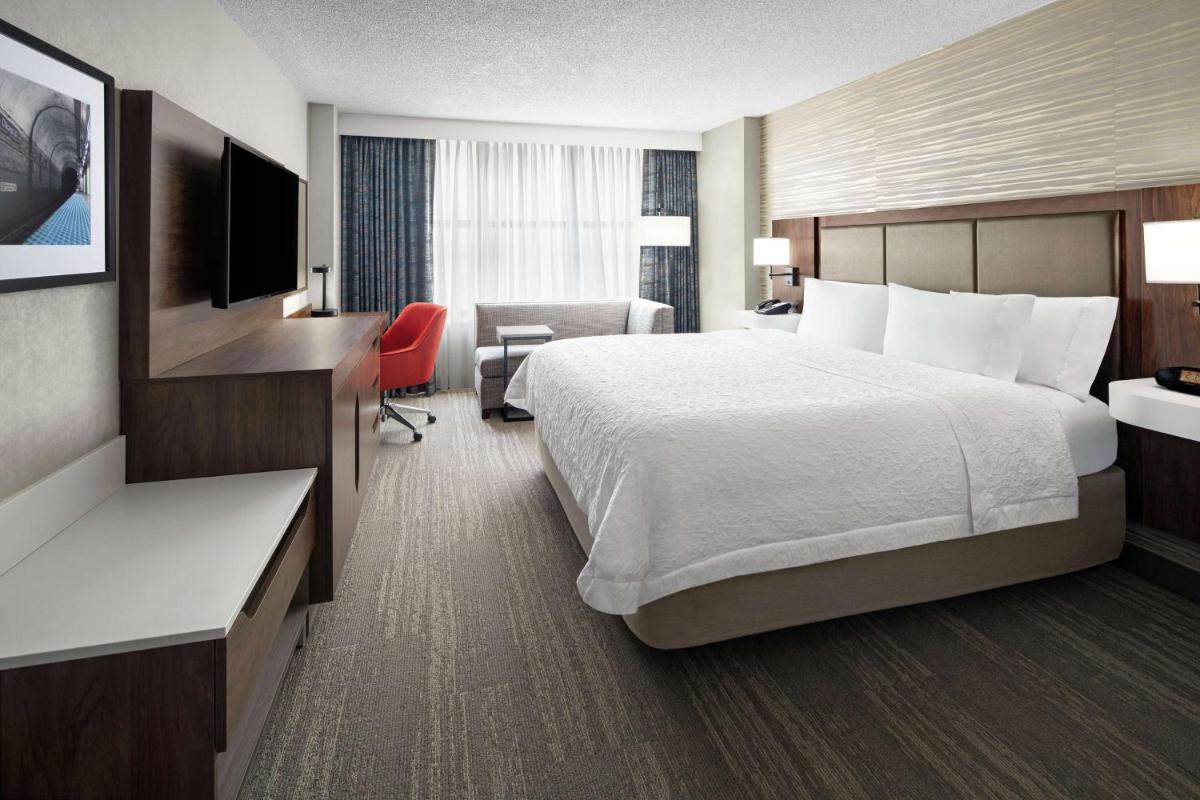 Hampton Inn & Suites Chicago-Downtown - Housity