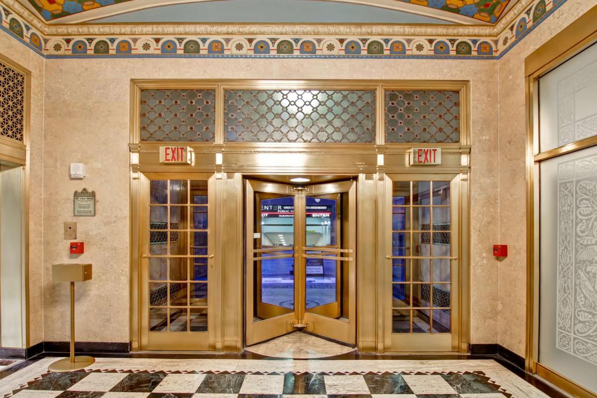 Hampton Inn and Suites Cincinnati - Downtown - Housity
