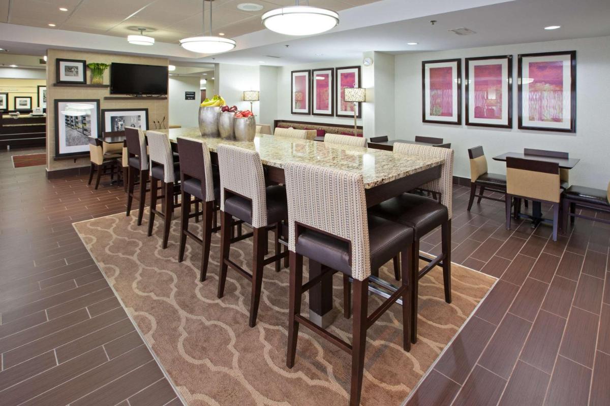 Hampton Inn Dickson - Housity