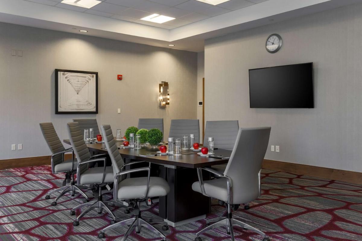DoubleTree by Hilton Evansville - Housity