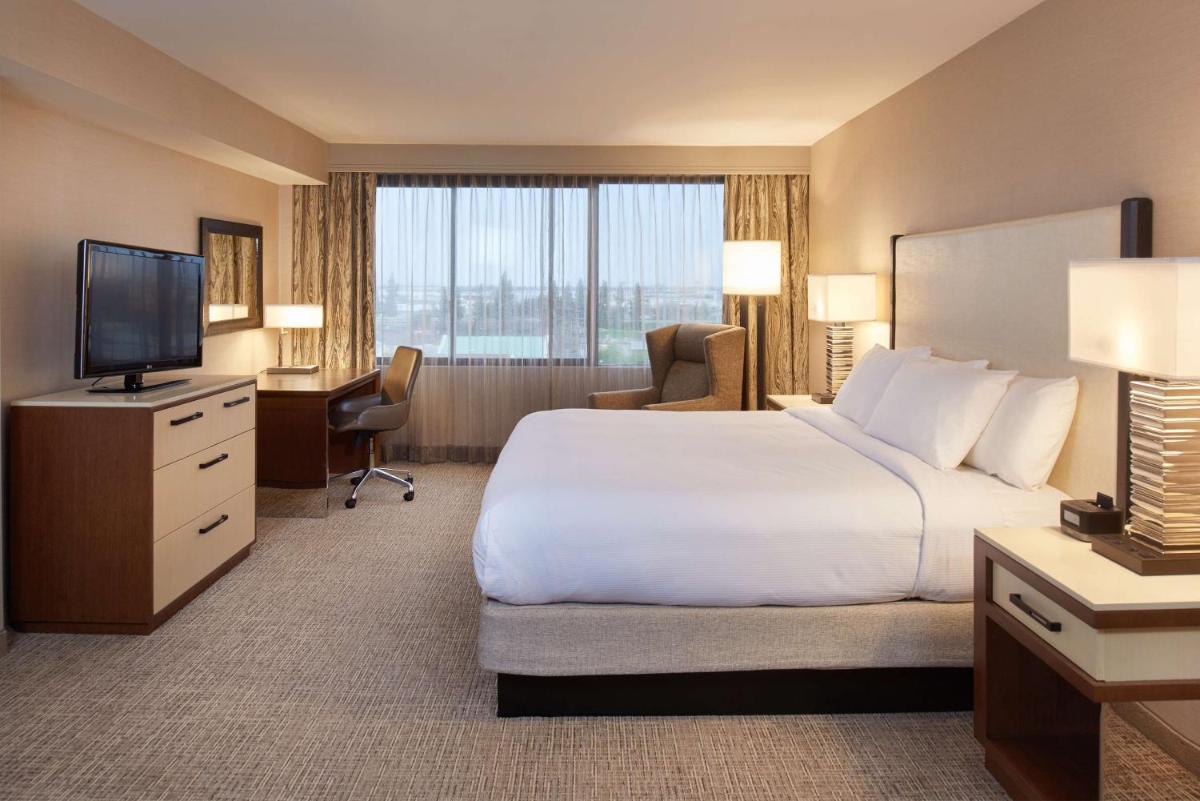 DoubleTree by Hilton Fresno Convention Center - Housity
