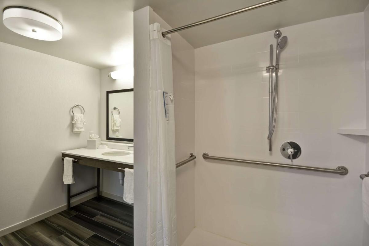 Hampton Inn & Suites Los Angeles Burbank Airport - Housity