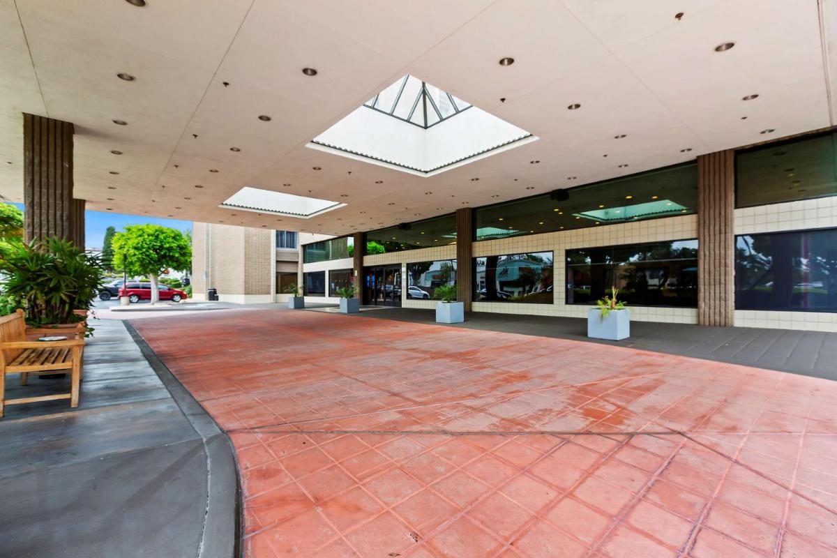 Doubletree by Hilton Whittier - Housity
