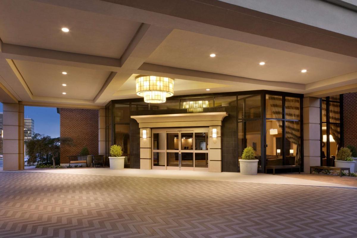 DoubleTree by Hilton McLean Tysons - Housity