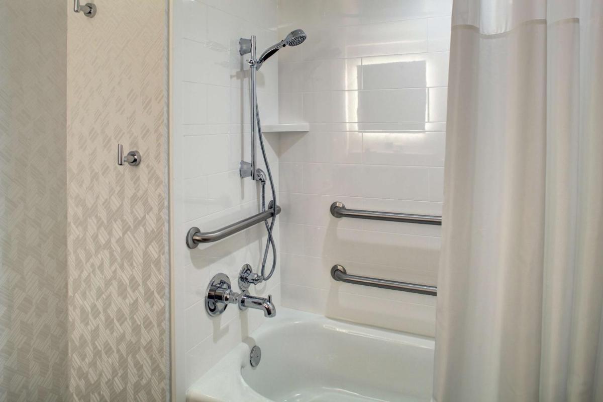 Hampton Inn & Suites Miami Airport South/Blue Lagoon - Housity