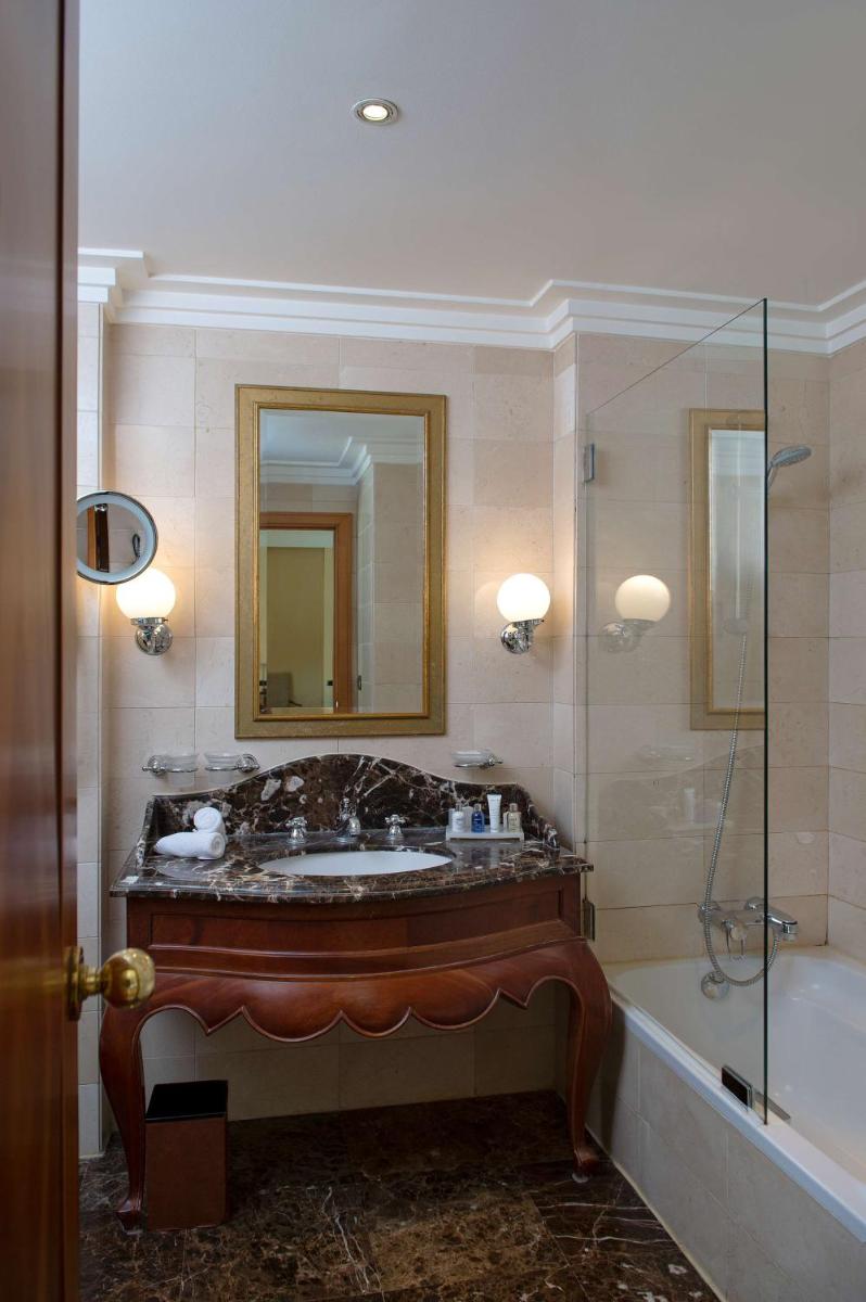 Radisson Blu Martinez Beirut - Housity