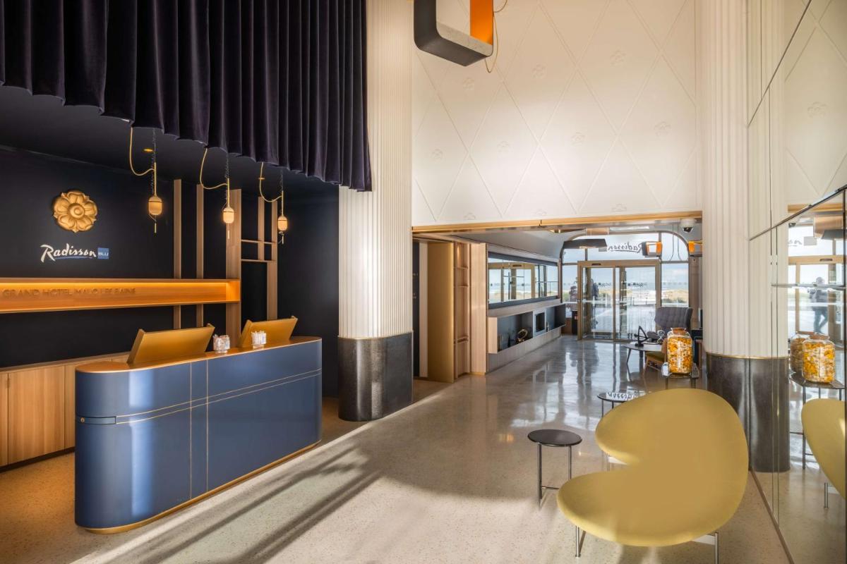 Coin salon dans l'établissement Radisson Blu Grand Hotel & Spa, Malo-Les-Bains