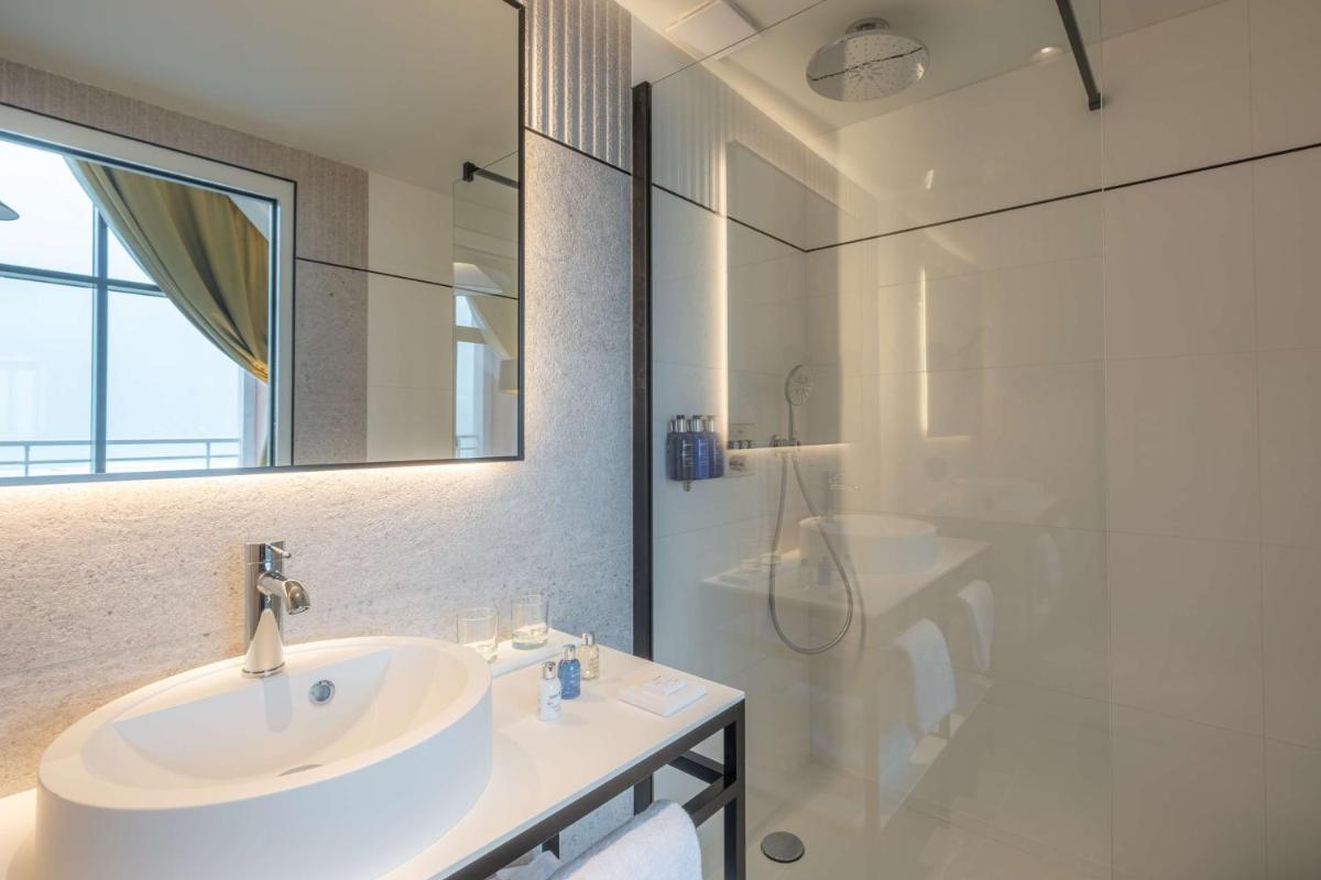 Salle de bains dans l'établissement Radisson Blu Grand Hotel & Spa, Malo-Les-Bains
