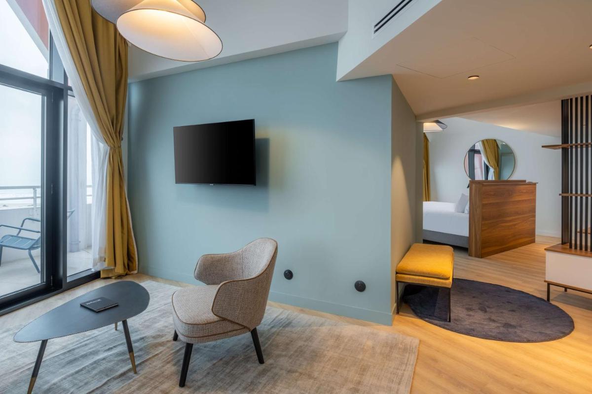Télévision ou salle de divertissement dans l'établissement Radisson Blu Grand Hotel & Spa, Malo-Les-Bains