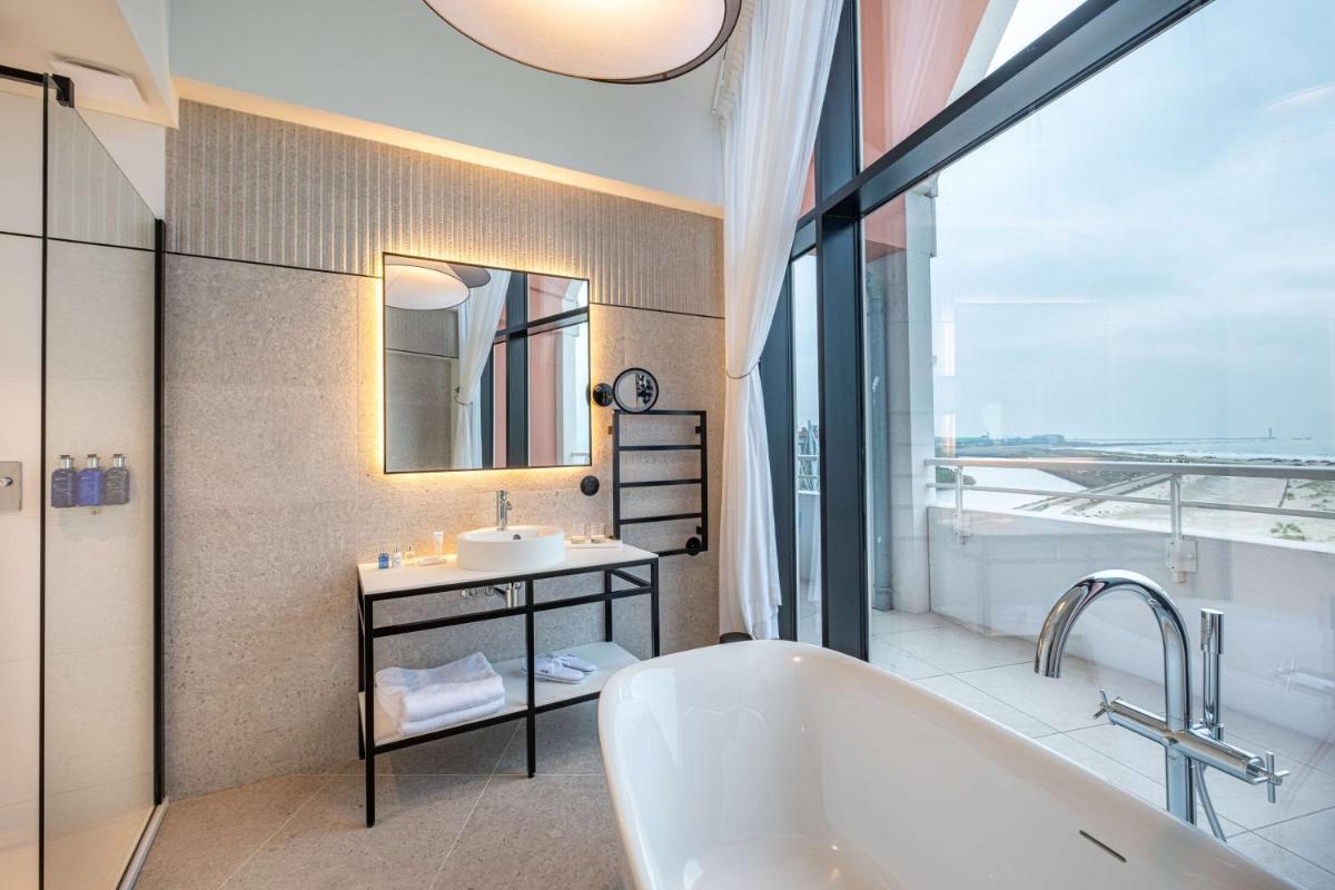 Salle de bains dans l'établissement Radisson Blu Grand Hotel & Spa, Malo-Les-Bains