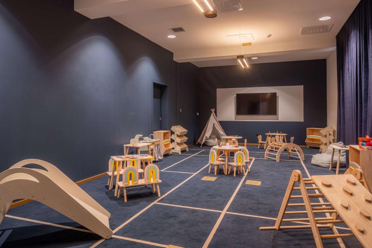 Télévision ou salle de divertissement dans l'établissement Radisson Blu Grand Hotel & Spa, Malo-Les-Bains