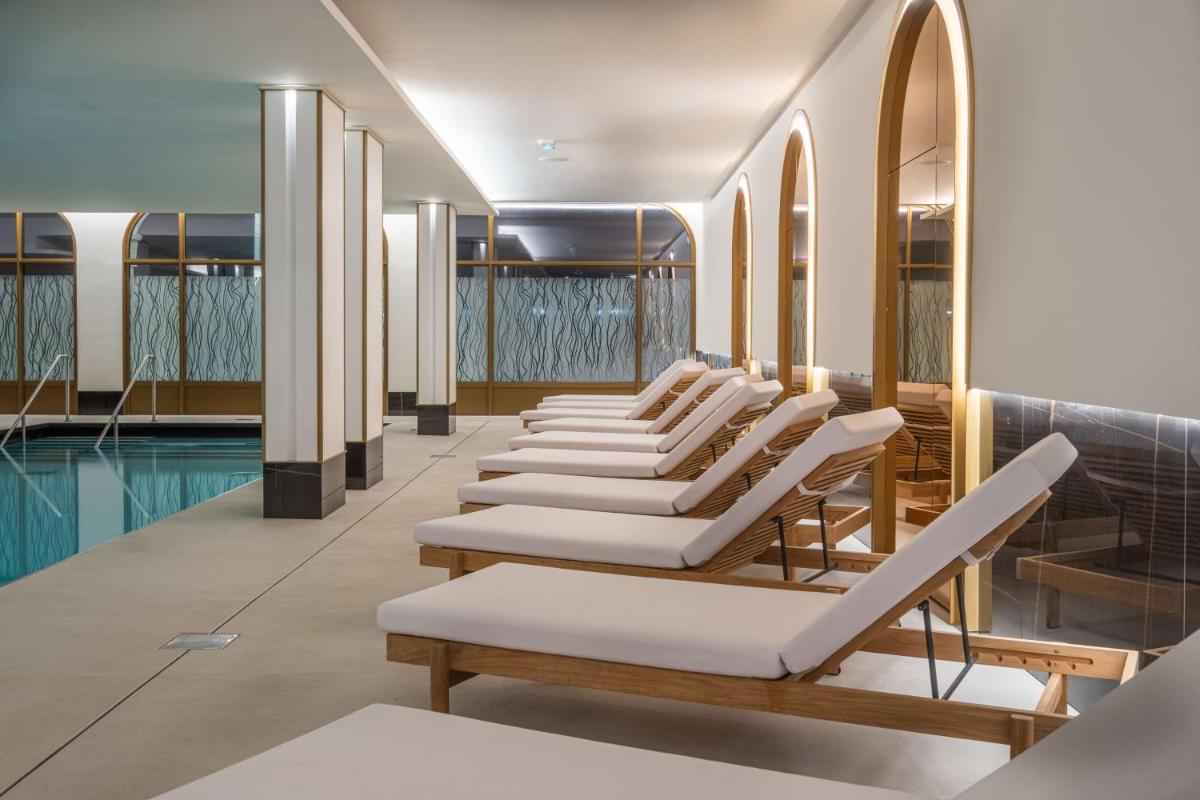 Piscine de l'établissement Radisson Blu Grand Hotel & Spa, Malo-Les-Bains ou située à proximité