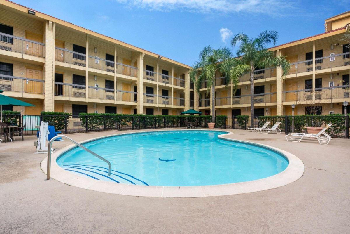 Super 8 by Wyndham The Woodlands North - Housity
