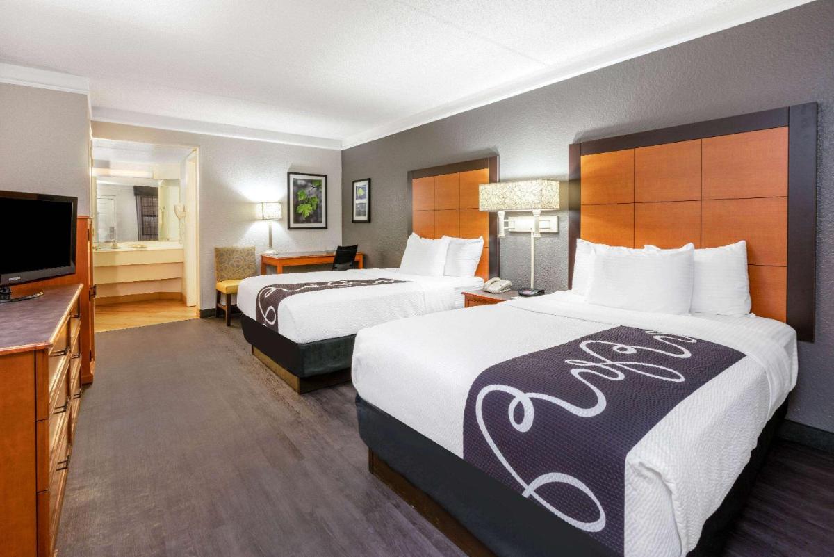 Super 8 by Wyndham The Woodlands North - Housity