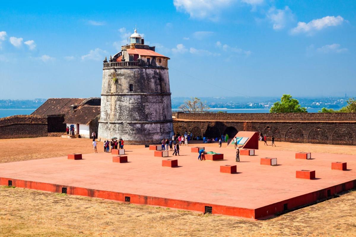 a lighthouse with people standing in front of it at Holiday Inn Goa Candolim in Candolim a lighthouse with people standing in front of it at Holiday Inn Goa Candolim in Candolim