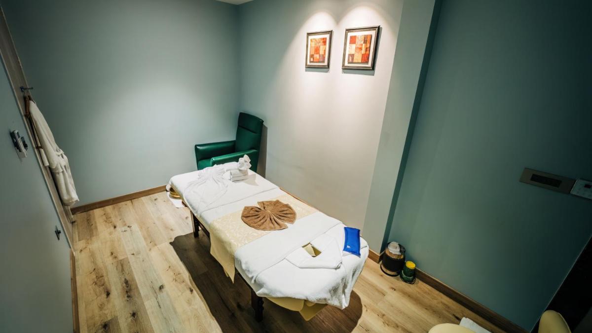 a hospital room with a bed in a room at Holiday Inn Goa Candolim in Candolim a hospital room with a bed in a room at Holiday Inn Goa Candolim in Candolim