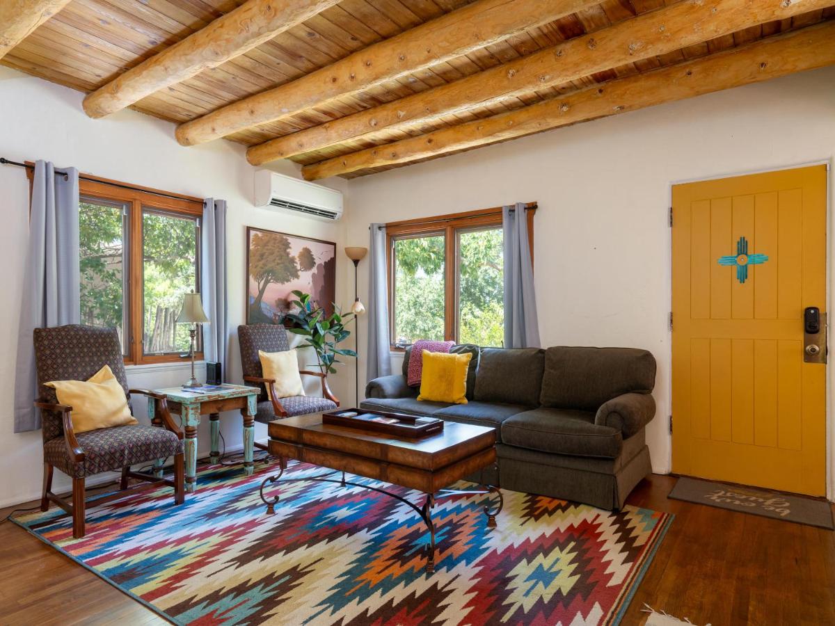 Kiva Cottage, 2 Bedrooms, Upgraded, WiFi, Patio, Fireplace, Sleeps 6 - Housity