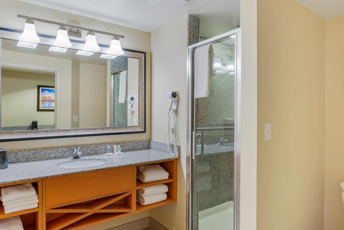 Comfort Suites At Virginia Center Commons - Housity