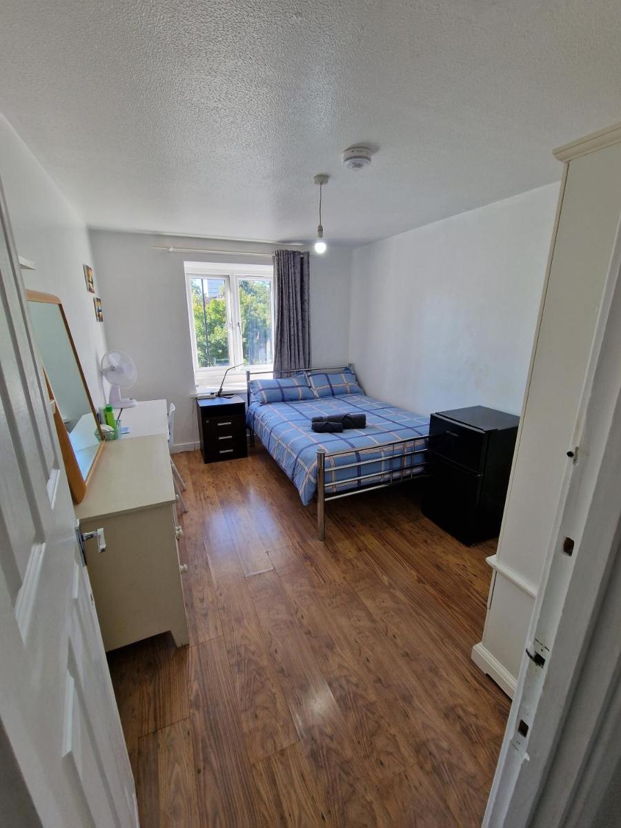 COZY DOUBLE BEDROOM IN ZONE 1-2 CENTRAL LONDON - Housity